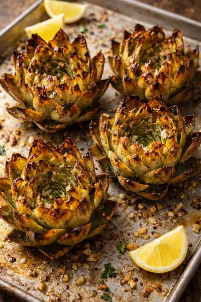 Alcachofas en flor al horno crujientes
