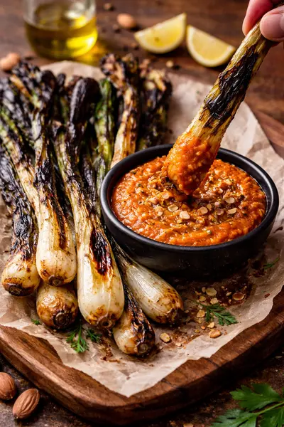 Calçots al horno con salsa romesco casera