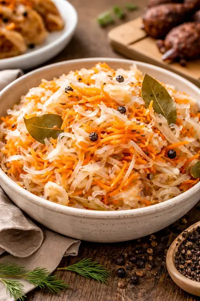 Col fermentada casera con zanahoria y especias para acompañar carnes
