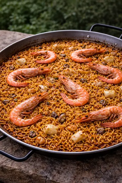Fideuà de marisco tradicional paso a paso