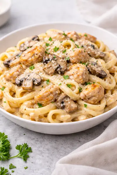 Pasta cremosa de pollo y champiñones