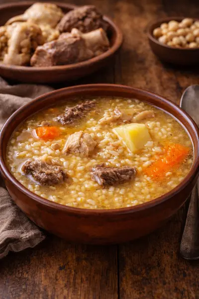 Puchero valenciano con arroz (caldo casero tradicional)